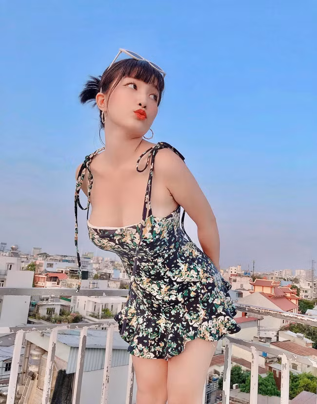 Heri Trương (tên thật là Trương Thị Kim Dung, 21 tuổi, quê Vũng Tàu) là nữ gymer nổi tiếng trên mạng xã hội.