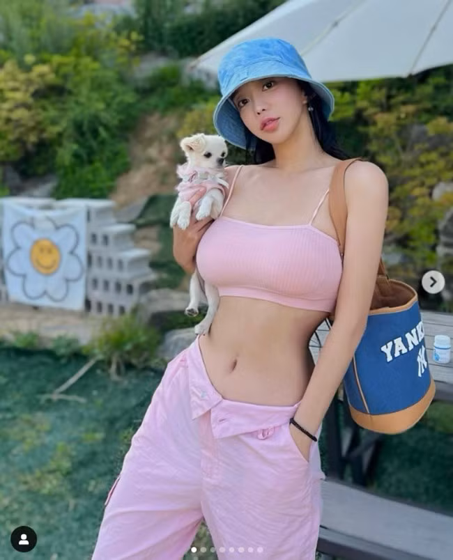 Để có vẻ ngoài trẻ trung hơn tuổi, mỹ nhân sinh năm 1993 cũng thường xuyên sử dụng các loại máy massage cầm tay. Ưu điểm của các thiết bị này là nhỏ gọn song có thể giúp xóa mờ nếp nhăn ở những khu vực dễ lộ dấu hiệu tuổi tác như mắt, khóe miệng hay cổ.