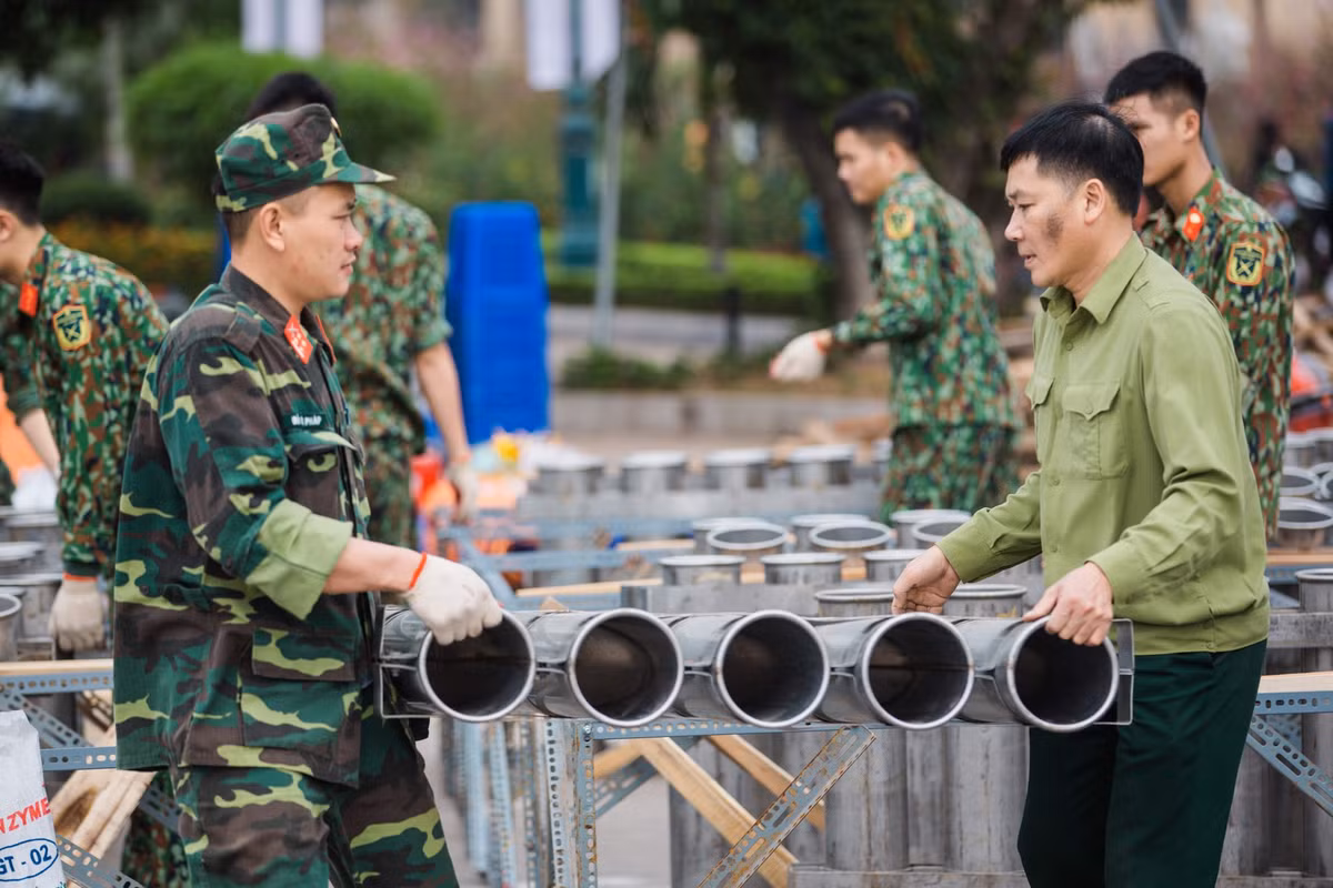 Các điểm bắn pháo hoa đều đã được dựng hàng rào, che phông bạt và có lực lượng canh gác, bảo vệ nghiêm ngặt.
