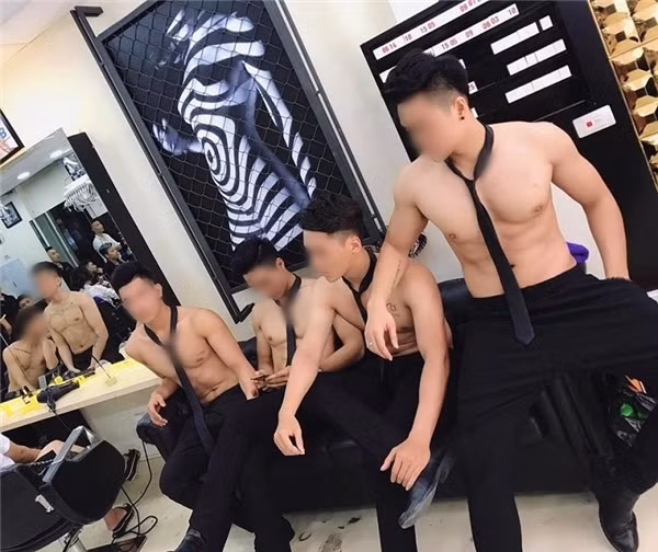 Salon tóc với chiêu thức "câu" khách tương tự.