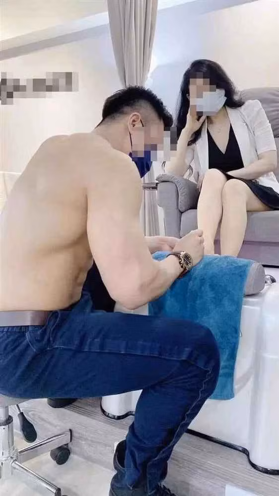 Nam nhan vien coi tran phuc vu khach, tiem nail nhan du chi trich