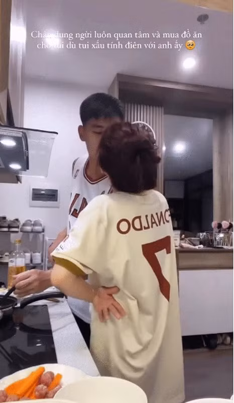Bạn gái Nhâm Mạnh Dũng còn khoe người yêu luôn quan tâm dù cô nàng có xấu tính thế nào. Cả hai còn cùng nấu ăn, hẹn hò và xem phim.
