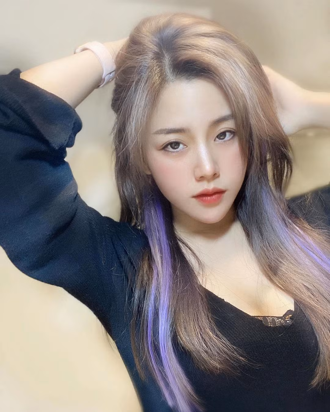 Thoại Liên thường chọn lối trang điểm nhẹ nhàng, gu thời trang trẻ trung nên trông cô trẻ hơn tuổi thật rất nhiều.