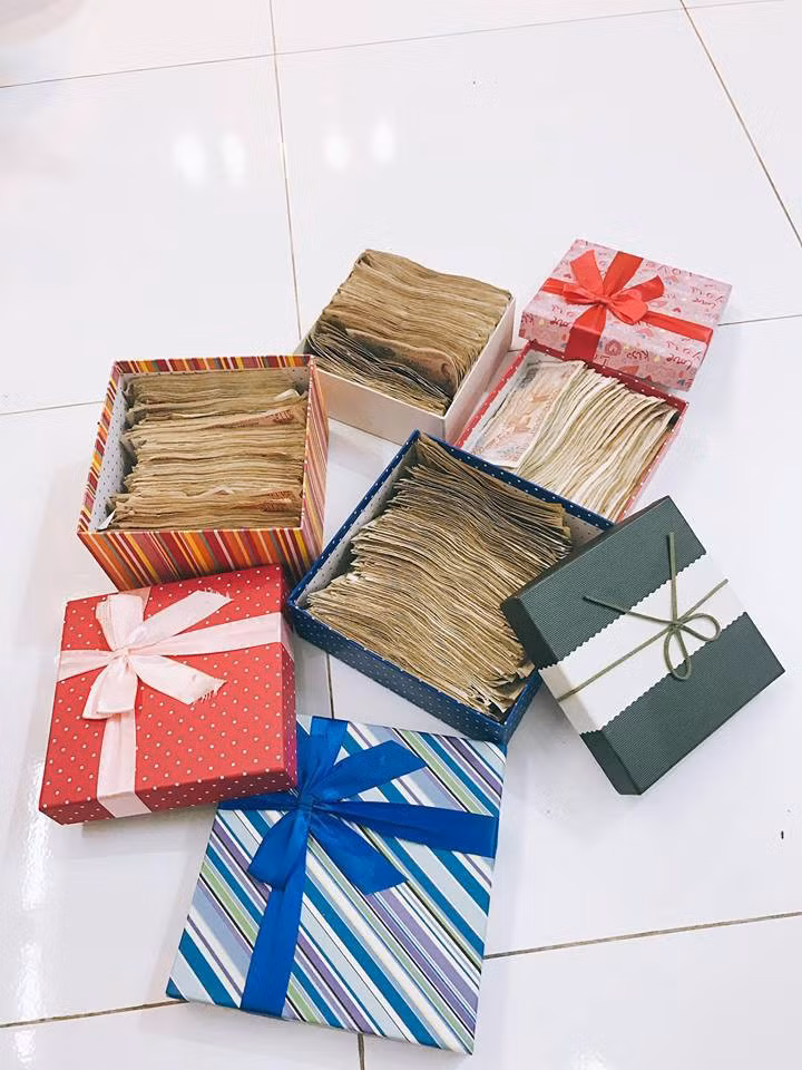 Một hộp tiền lẻ "siêu to, khủng lồ" được dân tình mừng cưới cô dâu, chú rể.