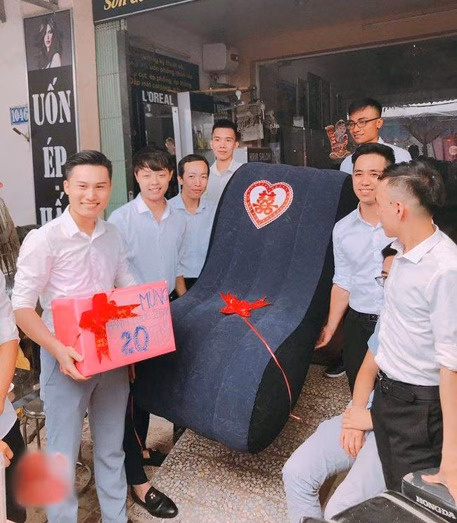 Thậm chí, nhóm bạn thân của chú rể còn cẩn thận chuẩn bị thêm cả cây hốt rác để làm quà cưới, chung vui với cô dâu - chú rể.