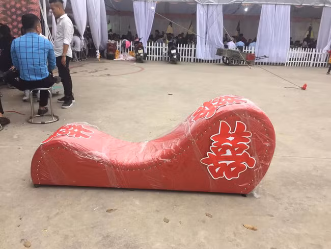 Chứng kiến màn tặng quà cưới siêu bá đạo trên, nhiều dân mạng để lại bình luận: "Chết mất, đừng bao giờ mời bạn thân đi ăn đám cưới, kiểu gì cũng bị troll kiểu này!" hay "Nhìn sơ qua có thể thấy chú rể nhà này xã giao khá phết, không mấy người có bạn thân quý mến mà làm cho điều này đâu.".