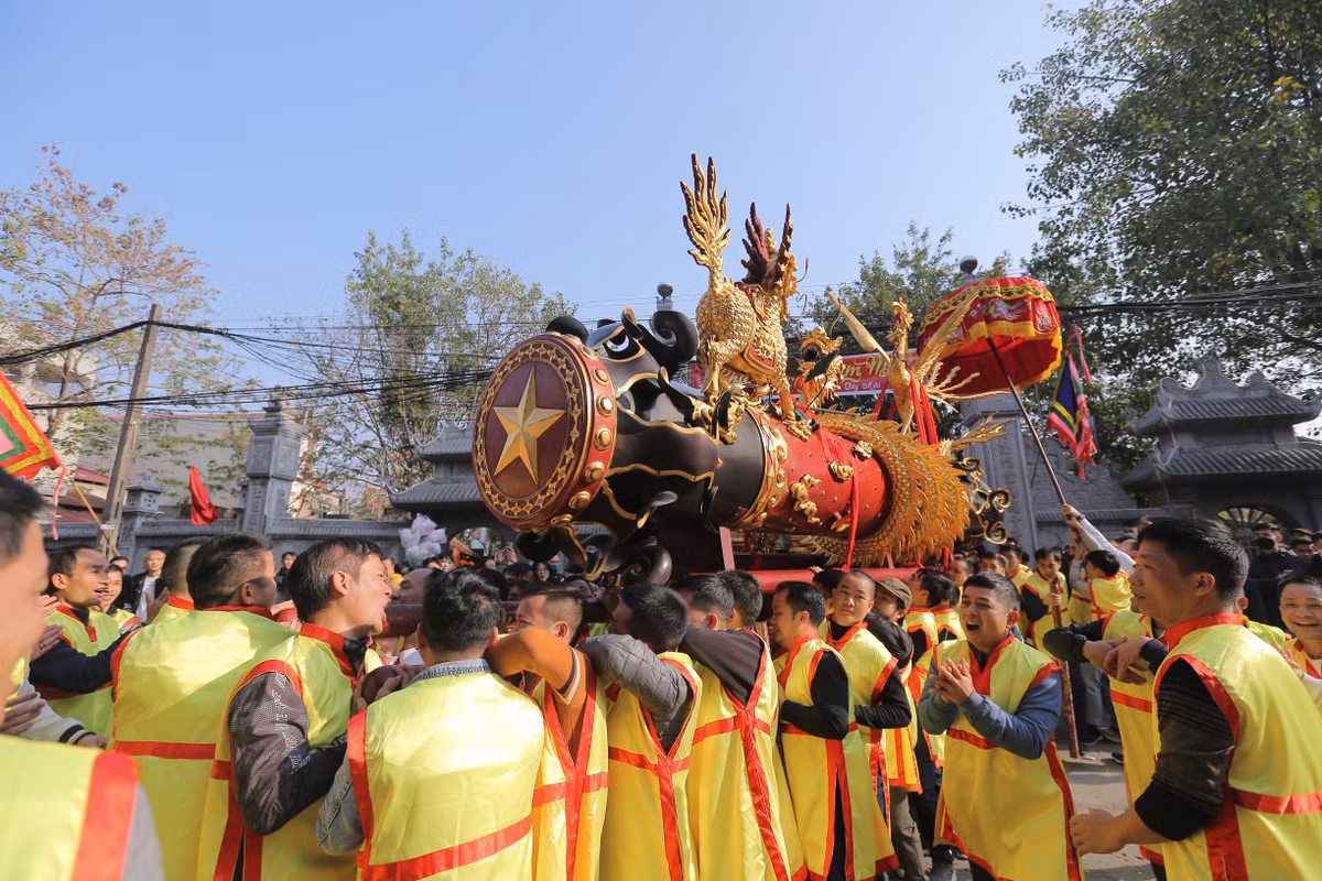 Mỗi quả pháo được thanh niên trong làng thay nhau khiêng từ Nhà văn hóa truyền thống đến sân đình của làng để làm lễ. Sau mỗi hồi trống, các thanh niên reo hò vang dội “mừng pháo Nhất", "mừng pháo Nhì” tượng trưng cho tiếng pháo, mang đến không khí sôi động cho người dân tham dự lễ hội.