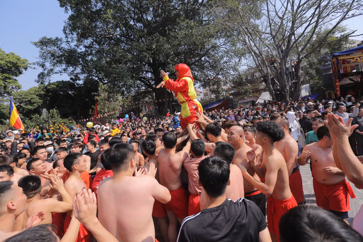 Khi dẹp giặc xong, Thiên Cương trở về Đồng Kỵ mở hội ăn mừng. Để nhớ ơn Thiên Cương, làng Đồng Kỵ thờ đức Thiên Cương làm thần hoàng làng tại đình và hàng năm mở hội thi đốt pháo, tái hiện ngày Thiên Cương ra lệnh xuất quân đánh giặc.
