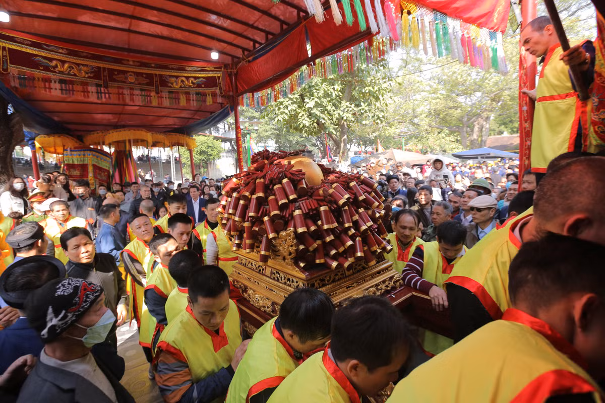 Trên đường dẹp giặc, Thiên Cương đã về Đồng Kỵ tuyển quân chọn tướng. Vào ngày mùng 4 tháng Giêng, ông ra lệnh xuất quân đánh giặc. Thiên Cương chia quân làm 4 tốp và giao cho 4 tướng chỉ huy. Trong buổi xuất quân, mọi người tổ chức đốt pháo hò reo, tạo không khí náo nhiệt, hào hùng để động viên quân sĩ.