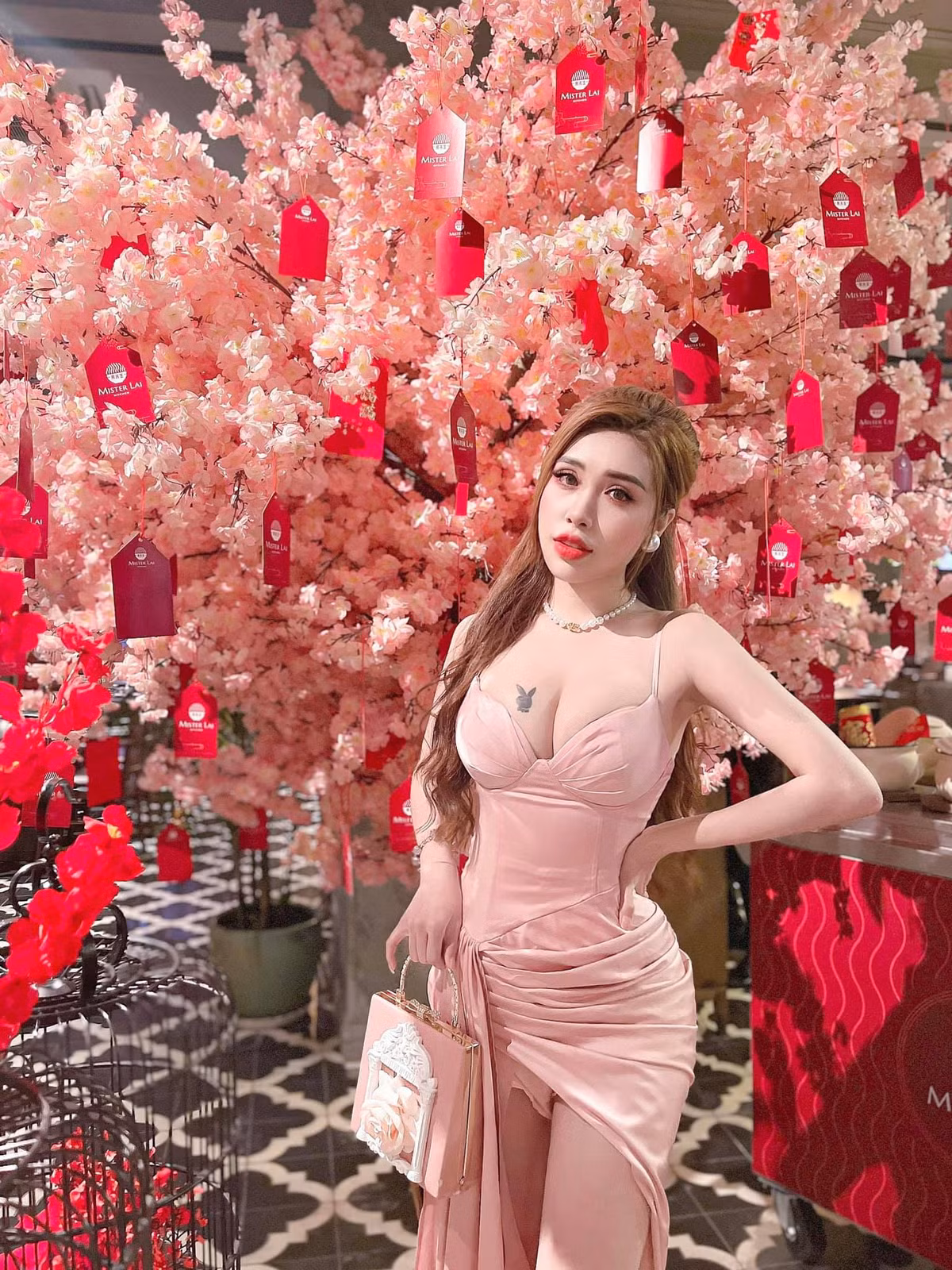 Pinky Bảo Trân là tín đồ thời trang của màu hồng. Khi từ trang phục tới những vật dụng đời thường trong nhà đều được diễn viên trẻ phủ sắc hồng ngọt ngào.