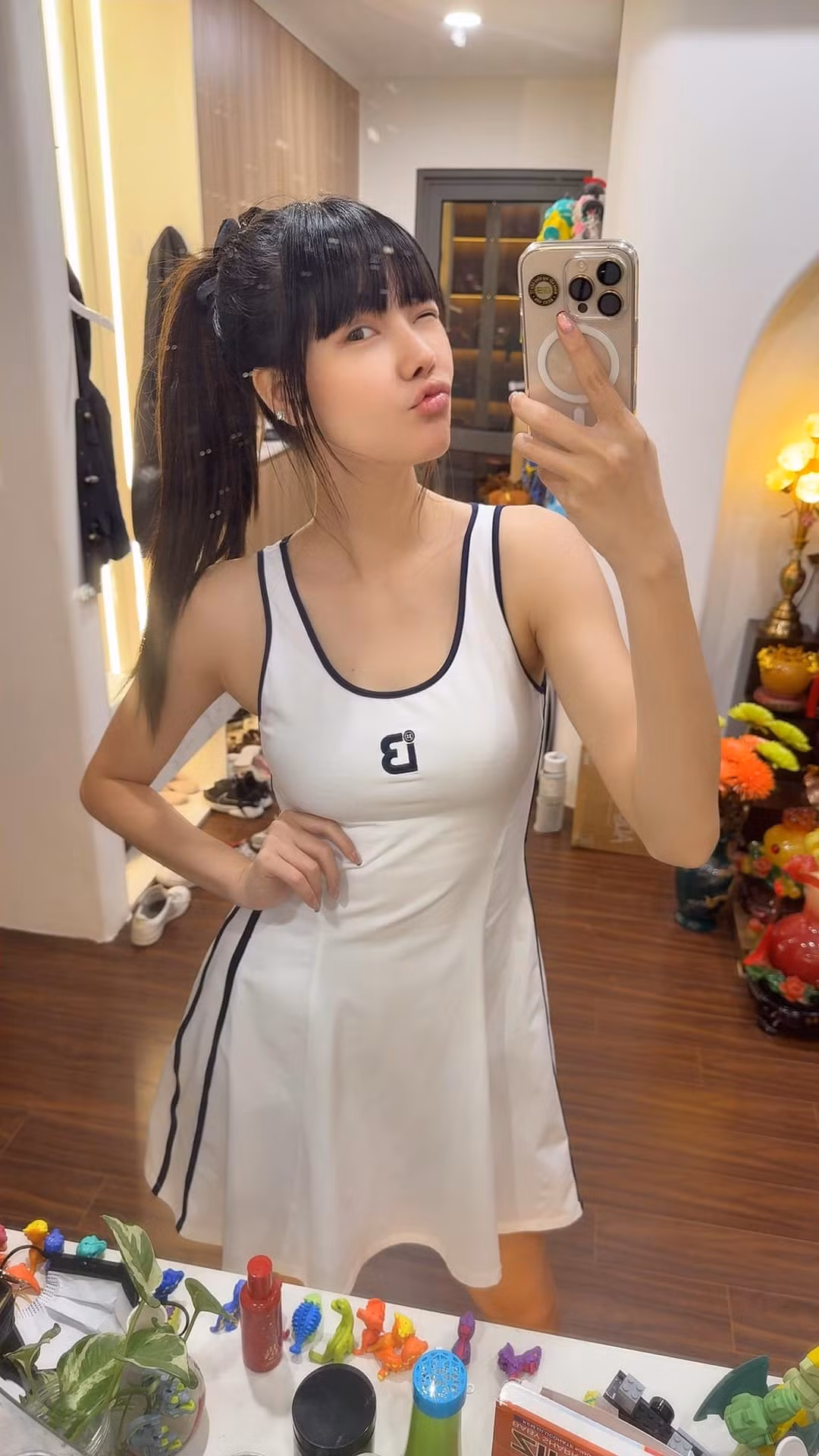 Vợ chồng cầu thủ đang thi đấu cho CLB Bình Định còn thoải mái diện đồ đôi, vợt pickleball đôi.