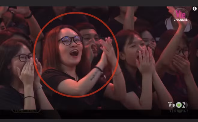 Nhiều người còn bình luận dí dỏm: Thậm chí cô gái này lên hình còn nhiều hơn cả DJ, thí sinh biểu diễn trên sân khấu!