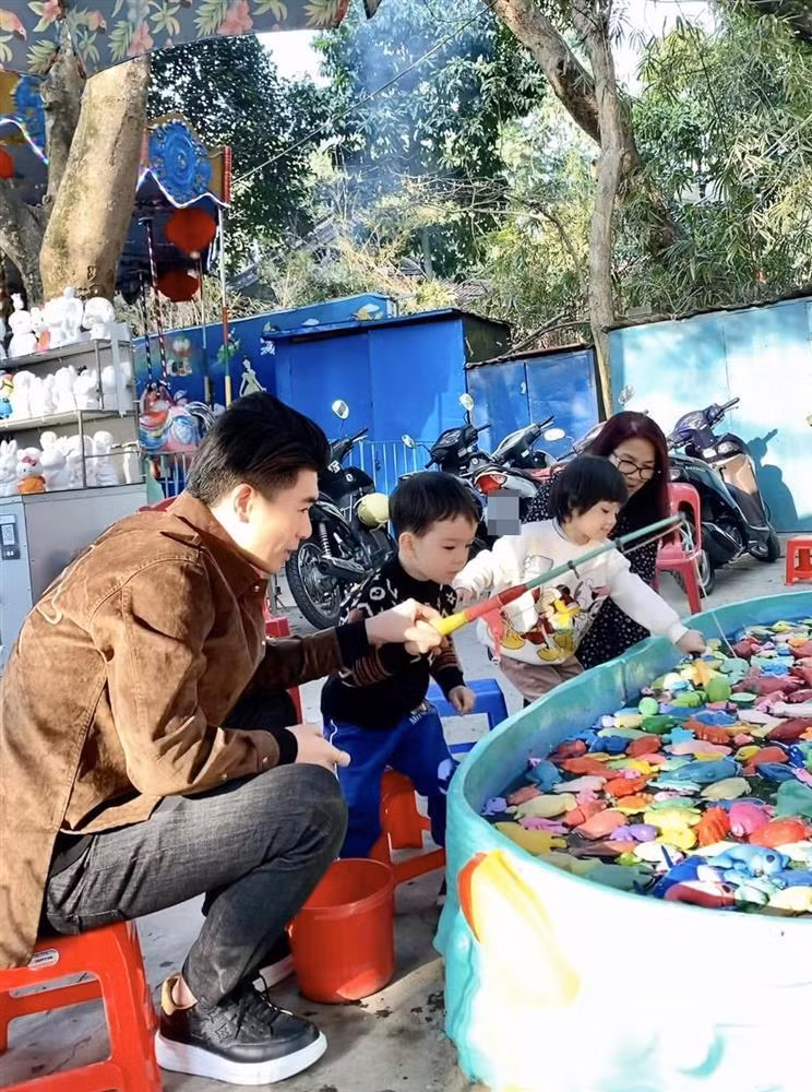 Mỗi lần lên sóng, dù có được ăn diện hay không thì cặp đôi song sinh cháu nội bầu Hiển đều gây ấn tượng với vẻ ngoài cute hết nấc.