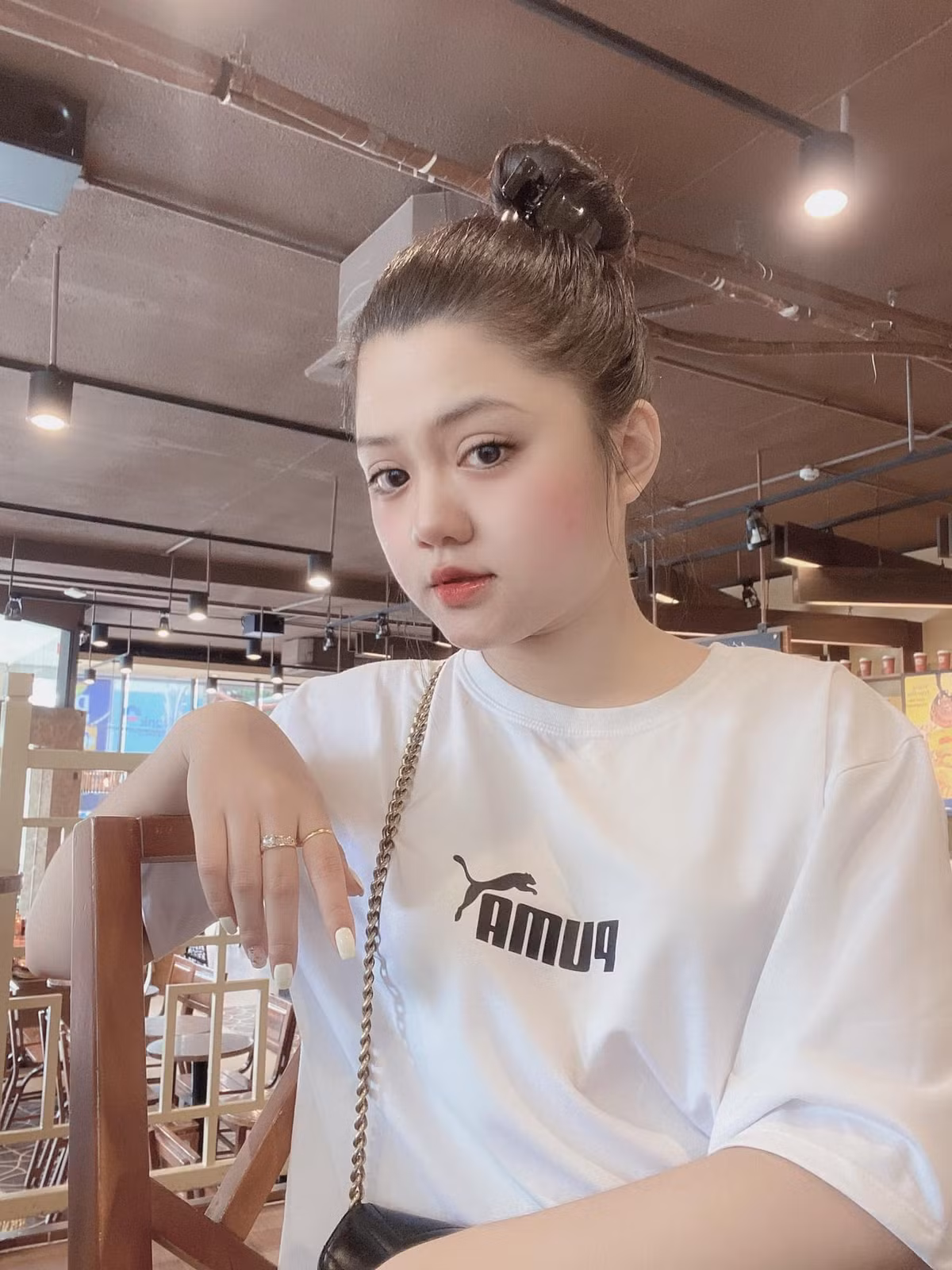 Vũ Nhy chia sẻ: "Suốt 4 tháng liền, mình theo đuổi thực đơn ăn uống lành mạnh, hạn chế tối đa tinh bột, ăn trái cây thay cơm, uống nước ép cần tây và nước chanh thay cho nước lọc. Ngoài ra, mình chăm chỉ chạy bộ, nhảy dây, tập gym. Hầu như ngày nào mình cũng dành ít nhất 1 tiếng đồng hồ để vận động...