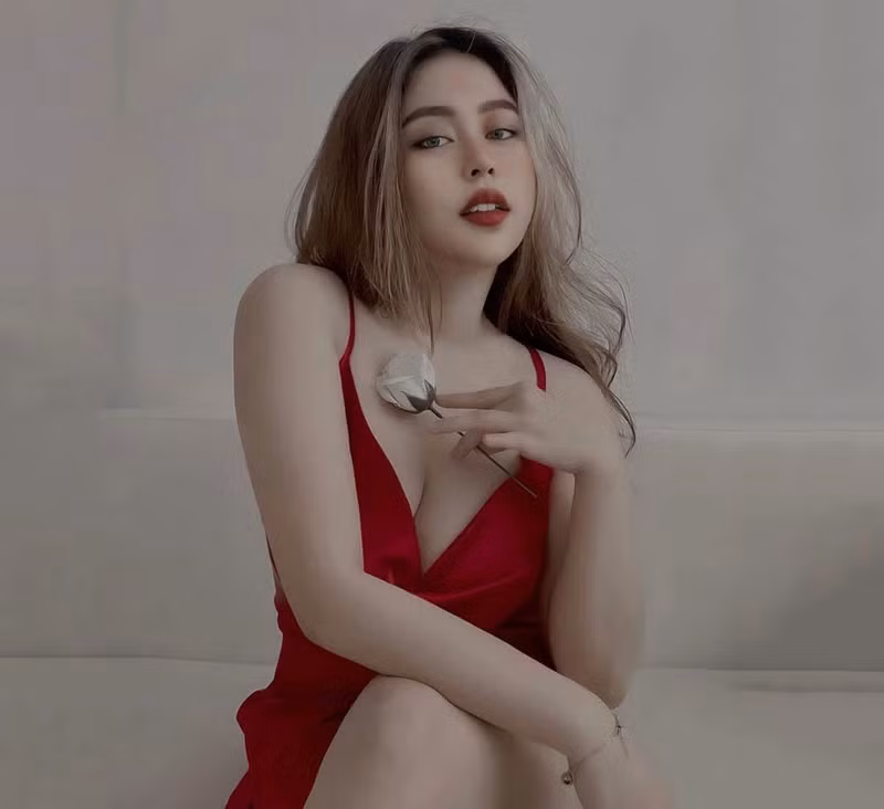 Ngoài đời, Ngọc Huyền có gu thời trang bắt mắt, chuộng các trang phục tôn triệt để vẻ đẹp hình thể.