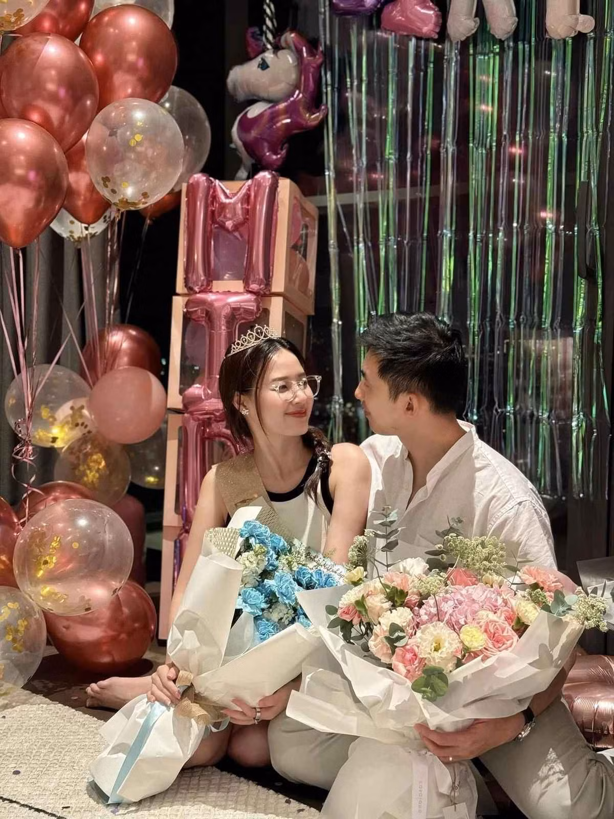 Không dừng lại ở đó, Midu đã được chồng thiếu gia là Minh Đạt và một số bạn thân tổ chức tiệc bất ngờ tại nhà.