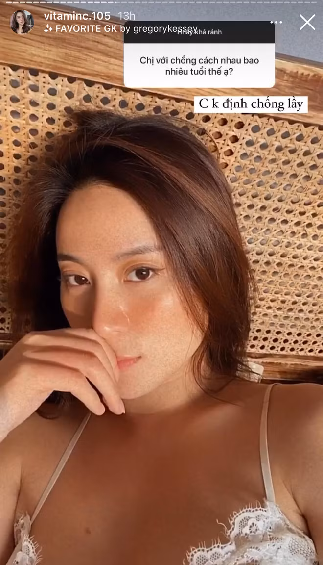 Cụ thể, khi được hỏi quyết định dừng lại với bố hai đứa bé có phải chuyện khó khăn không, Ngọc Anh đã trả lời: "Chị là kiểu hơi truyền thống, cổ điển, nghĩ cho người khác nữa. Nên thường chị sẽ cố hết sức cho đến khi cảm thấy mình không thể cố thêm được nữa.