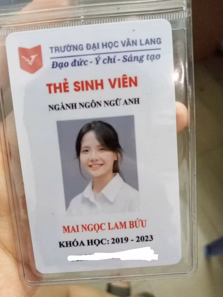 Mai Ngọc Lam Bửu là hot girl hữu tấm ảnh thẻ xinh tới nỗi cô được cộng đồng mạng gọi với cái tên "hot girl ảnh thẻ" thế hệ mới.