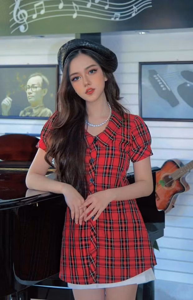 Về việc bị phê bình là quá tập trung cho vẻ ngoài, lối trang điểm già dặn hơn tuổi, cô nàng sinh năm 2005 cũng có những lý giải riêng: "Để thực hiện được hoàn tất hợp đồng quảng cáo, mình phải trang điểm để có những hình ảnh tốt theo yêu cầu của khách hàng. Còn gương mặt của mình 100% là tự nhiên. Và kể cả khi trưởng thành, bản thân mình và ba mẹ cũng không đồng ý chuyện thẩm mỹ".
