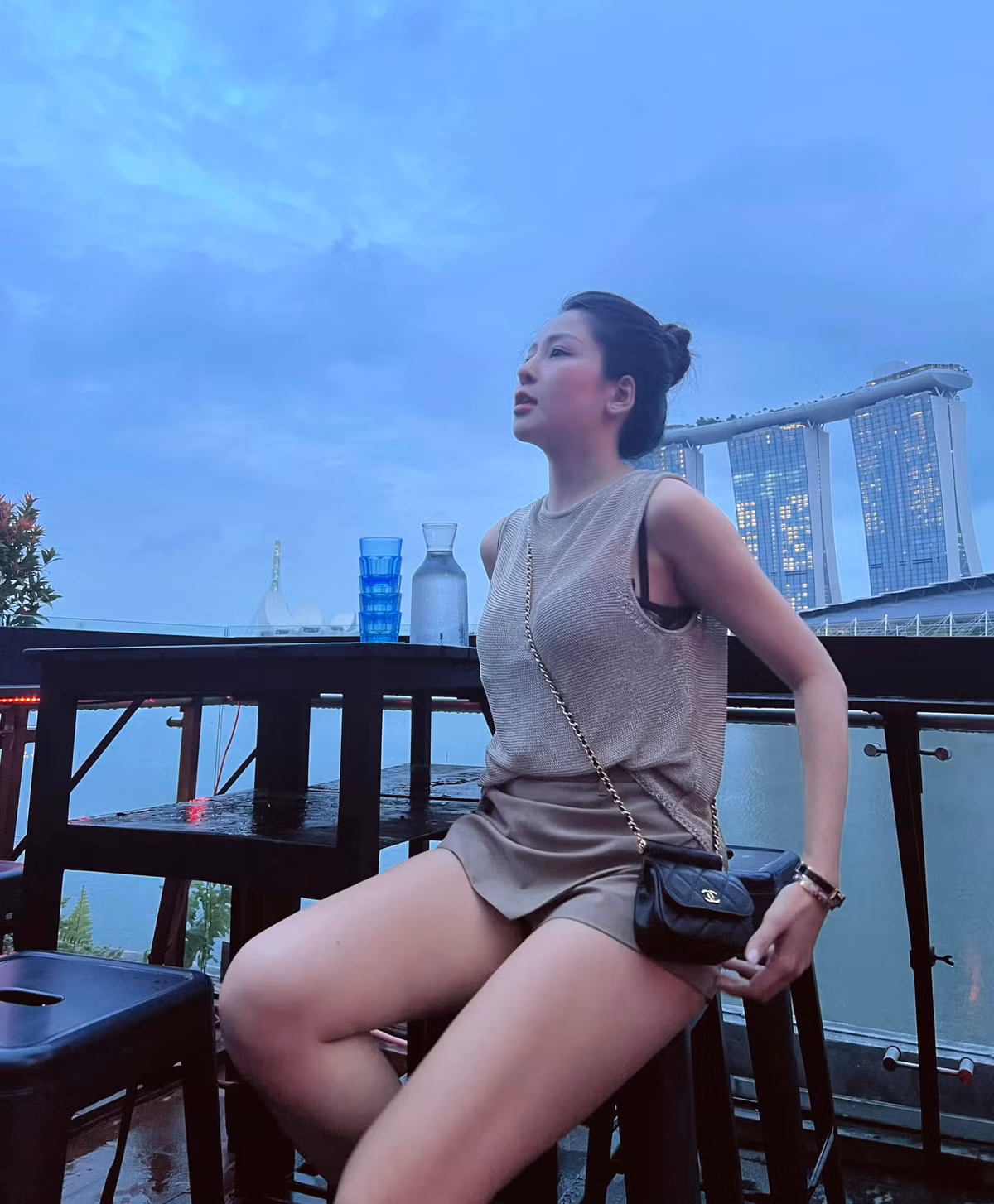 Tuy nhiên, cách tạo dáng ngồi khi diện món đồ kết hợp giữa quần và váy này của Trâm Anh bị cho là thiếu tinh tế, vì để lộ phần quần bên trong. Thế nên, ngoài việc chọn thiết kế có độ dài an toàn, chất liệu co giãn thoải mái, không quá mỏng cũng không quá dày thì người mặc cũng cần lưu ý về việc lựa chọn tư thế ngồi.
