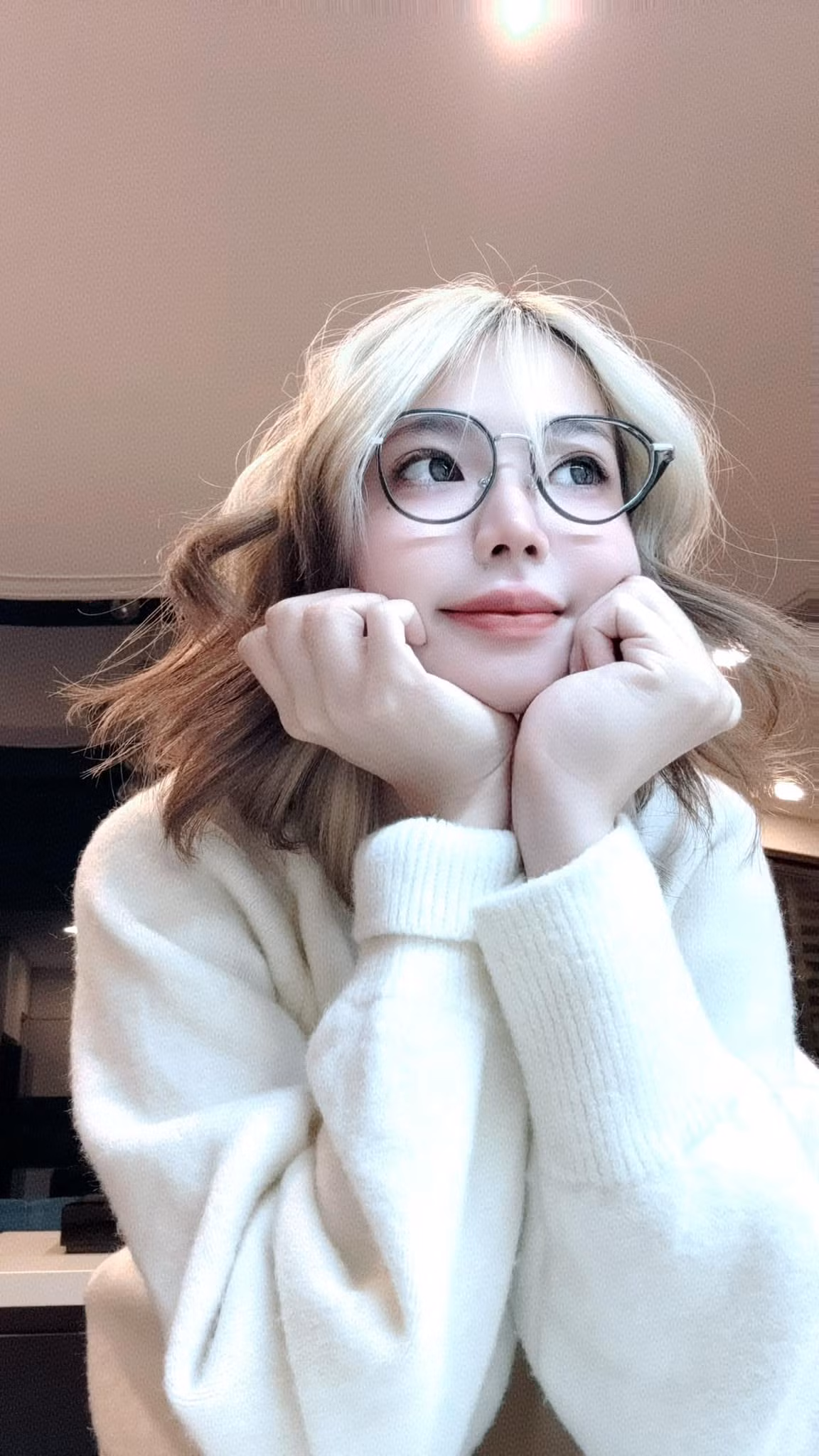 Cụ thể, trong bài đăng mới nhất nữ cosplayer "Remind nè" đã chủ động gợi mở về hành động thân mật, gần gũi bằng cách viết trạng thái "Ôm không".