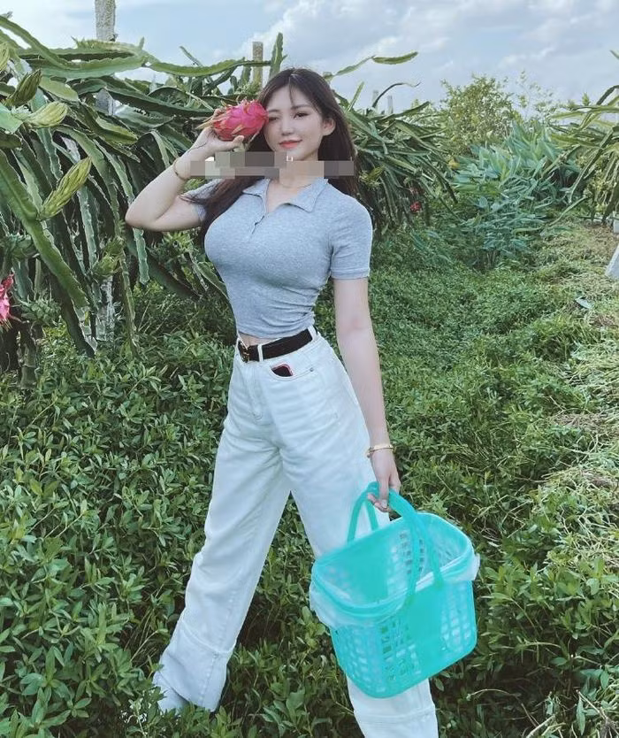 Những bức ảnh của hot girl toát ra hơi thở trẻ trung, gương mặt xinh đẹp, dáng hình quyến rũ cùng với ánh mắt sắc lạnh kèm một chút gợi cảm, một chút nghịch ngợm, Khang Thụy tràn ngập sự tự tin và sức sống.