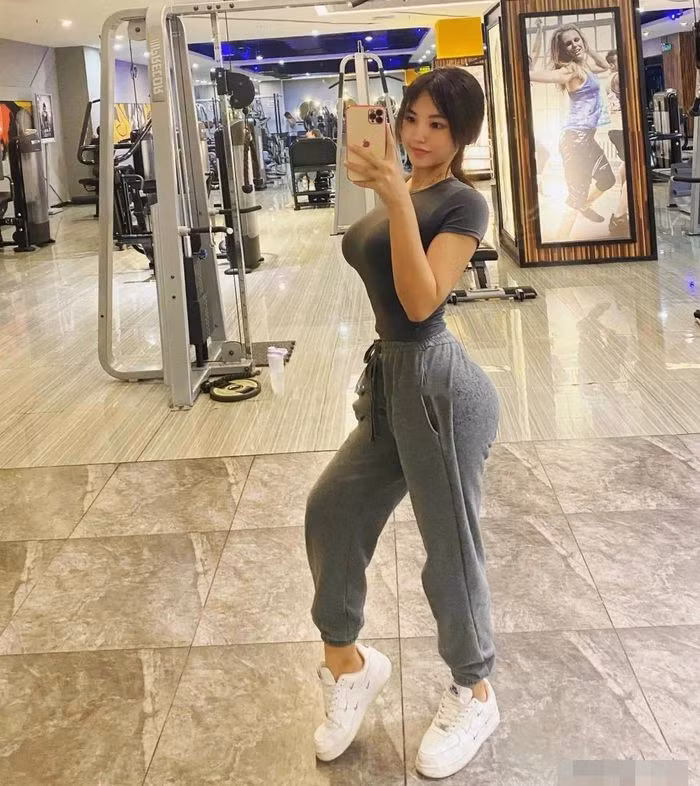 Là blogger thể thao nên thân hình của Khang Thuỵ cũng vì thế mà cực chuẩn. 3 vòng của cô nàng cực kỳ nóng bỏng, đặc biệt là vòng ba vô cùng nảy nở lại càng tôn lên vòng eo con kiến.
