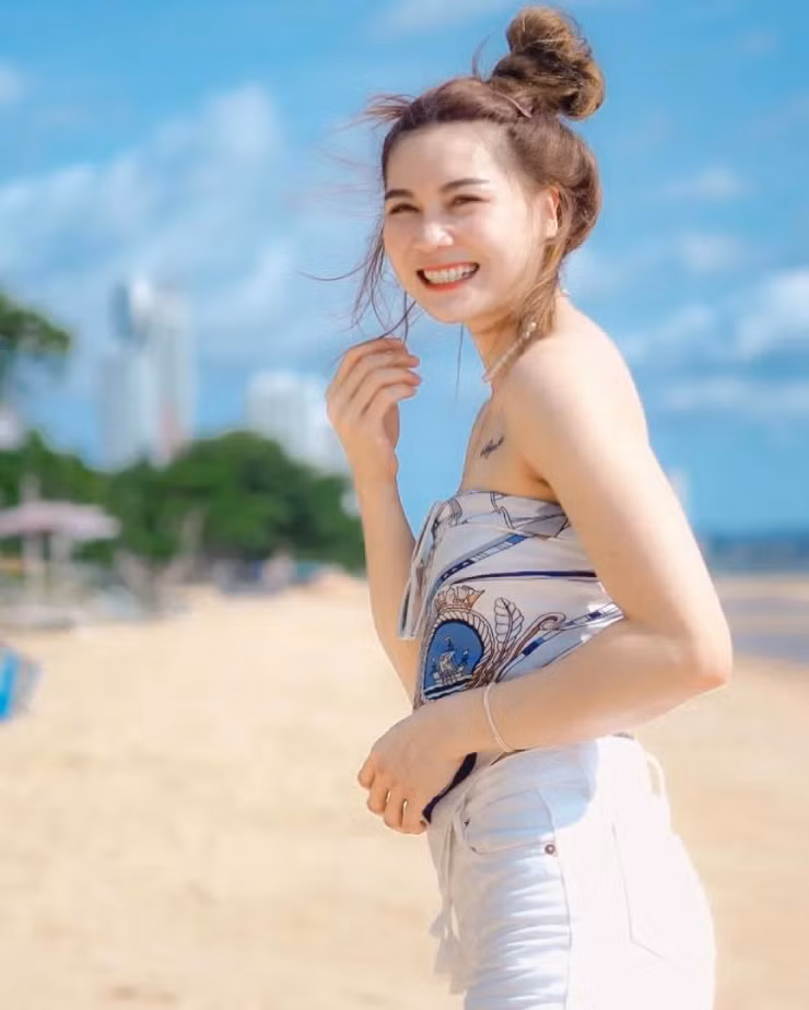 Trên mạng xã hội, người theo dõi VĐV 31 tuổi cũng đua nhau chia sẻ loạt ảnh bikini của VĐV cao 1m80.