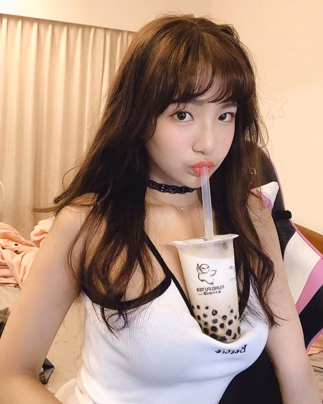 Vui miệng nói tiêu chuẩn chọn chồng, nữ streamer vòng 1 khủng gây sốt Vui mieng noi tieu chuan chon chong, nu streamer vong 1 khung gay sot