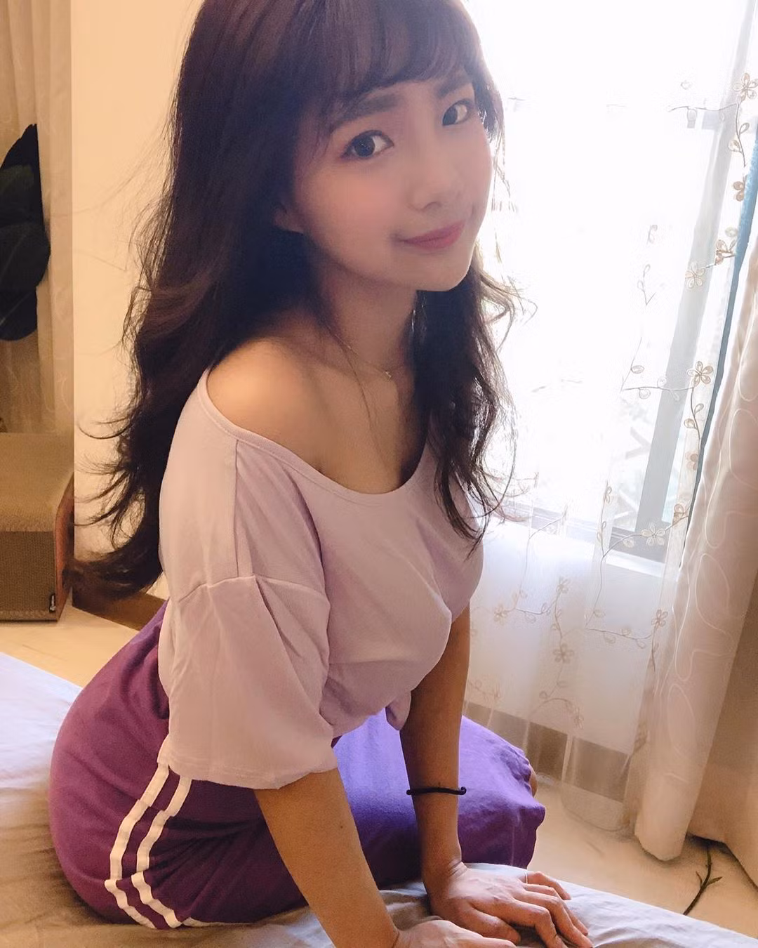 Cụ thể, nữ streamer ngực khủng Hàn Quốc cho hay: "Tôi hy vọng đối tượng của mình sẽ cao khoảng 1.8m, không nên nặng quá, khoảng 70-80kg là đẹp rồi. Như vậy là không gầy cũng như không béo. Mức lương hàng tháng cũng không cần quá cao, tôi tự tin rằng mình có thể lo được....