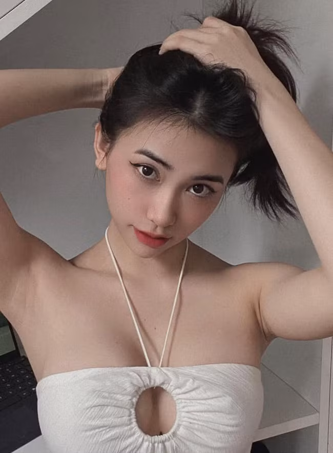 Body của cô nàng khiến nhiều người trầm trồ với vòng eo con kiến.
