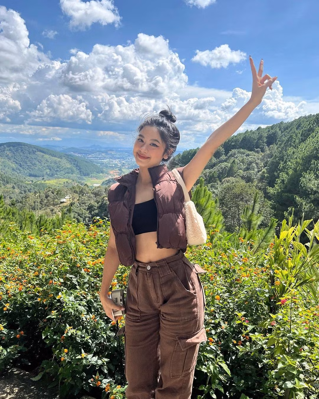 Nếu để ý kĩ, trong mọi set đồ của Hàn Hằng, cô nàng đều khoe triệt để vòng eo thon cùng vòng 1 có phần nẩy nở của mình.