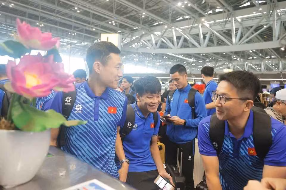 Ngay khi rời sân bay, đội tuyển sẽ di chuyển về trung tâm Hà Nội bằng xe buýt hai tầng. Đây là hình thức chào mừng đặc biệt, thường dành cho những sự kiện vinh quang lớn của thể thao Việt Nam.