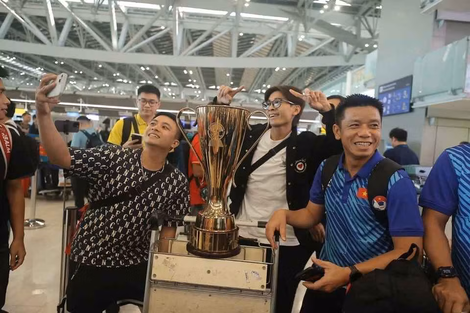 Chiến thắng tại ASEAN Cup 2024 là danh hiệu cao quý và đánh dấu bước tiến vượt bậc của bóng đá Việt Nam dưới thời HLV Kim Sang-sik. Với chiến thuật hợp lý, tinh thần chiến đấu kiên cường và sự tỏa sáng của các cá nhân, đội tuyển đã vượt qua những thử thách lớn, đặc biệt là việc đánh bại đối thủ mạnh nhất khu vực Thái Lan.