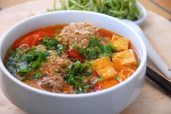 Dat bun rieu online, co gai am anh vi thu xuat hien trong bat