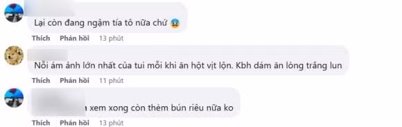 Nhìn hình ảnh, cư dân mạng bình luận: "Nỗi ám ảnh lớn nhất của tui mỗi khi ăn hột vịt lộn. Không bao giờ dám ăn lòng trắng luôn", "Nhìn thế này hết muốn ăn bún riêu", "Tô bún ám ảnh nhất đời", "Lúc múc đồ ăn không lẽ không nhìn thấy vịt con ở trong sao?"...