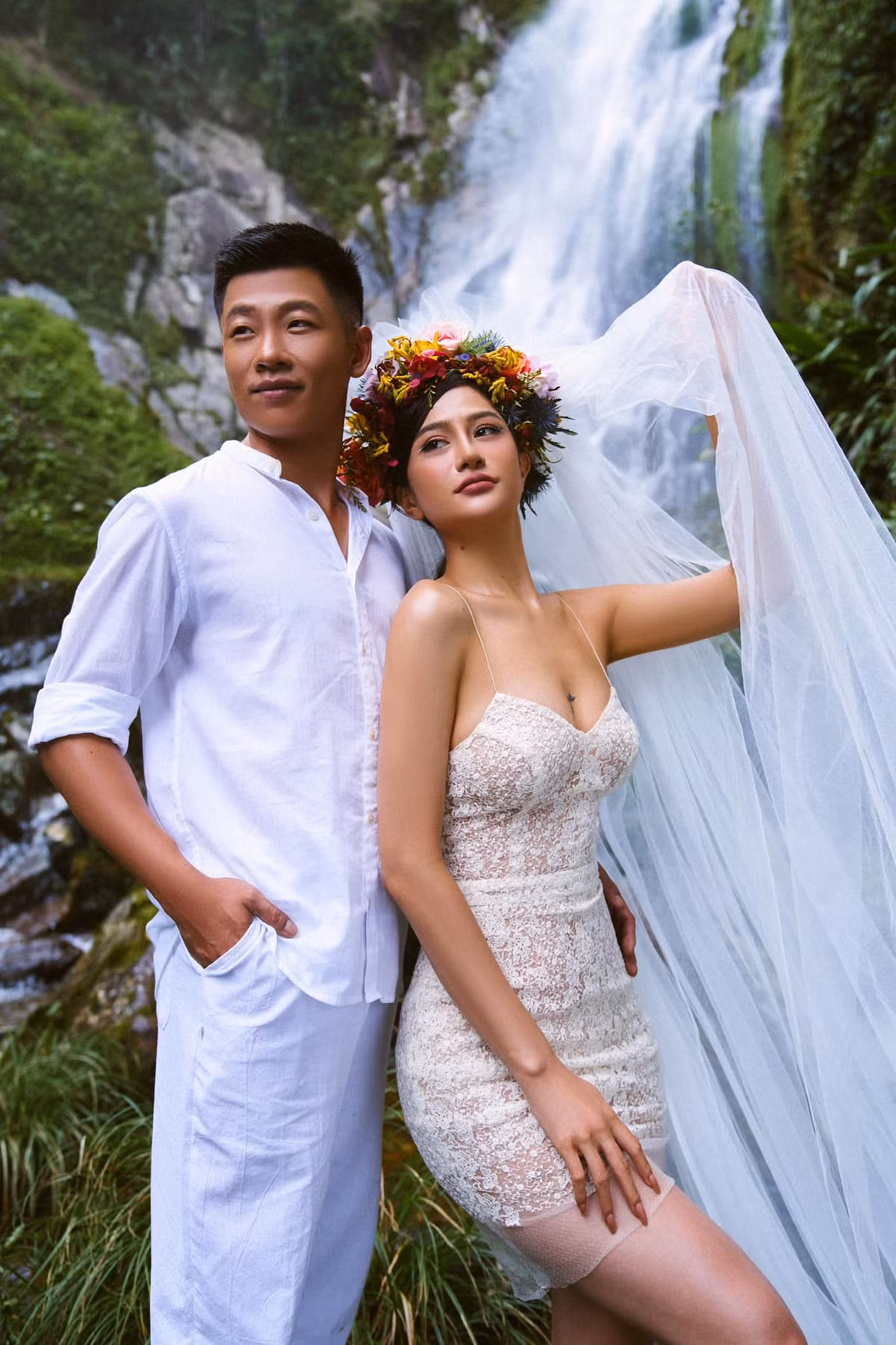 Ngọc Bích từng chia sẻ, cô thuộc tuýp người ăn nhiều không béo vì thế việc tập luyện được cô duy trì để có hình thể khoẻ mạnh, săn chắc.