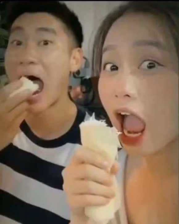 Trong một khoảnh khắc khác, cầu thủ Nhâm Mạnh Dũng cùng gái xinh ăn bò bía với biểu cảm đáng yêu. Những bằng chứng này khiến dân mạng càng khẳng định "người hùng SEA Games 31" của U22 Việt Nam và Hoa Mỹ đang hẹn hò.