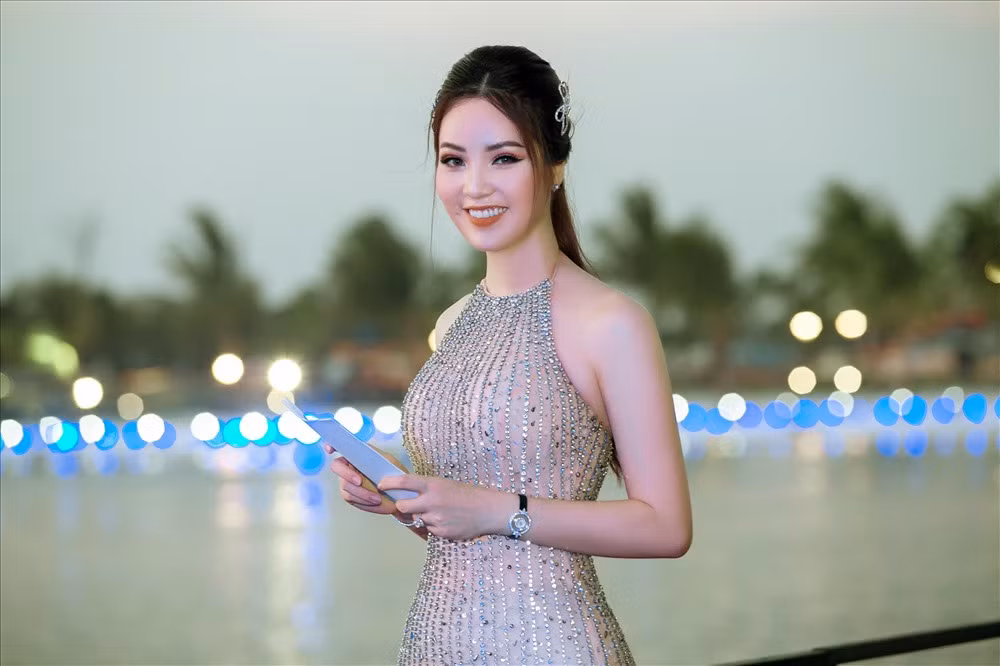 Đặc biệt, với việc diện trang phục áo và quần bó sát giúp Thuỵ Vân khoe triệt để vóc dáng cơ thể.