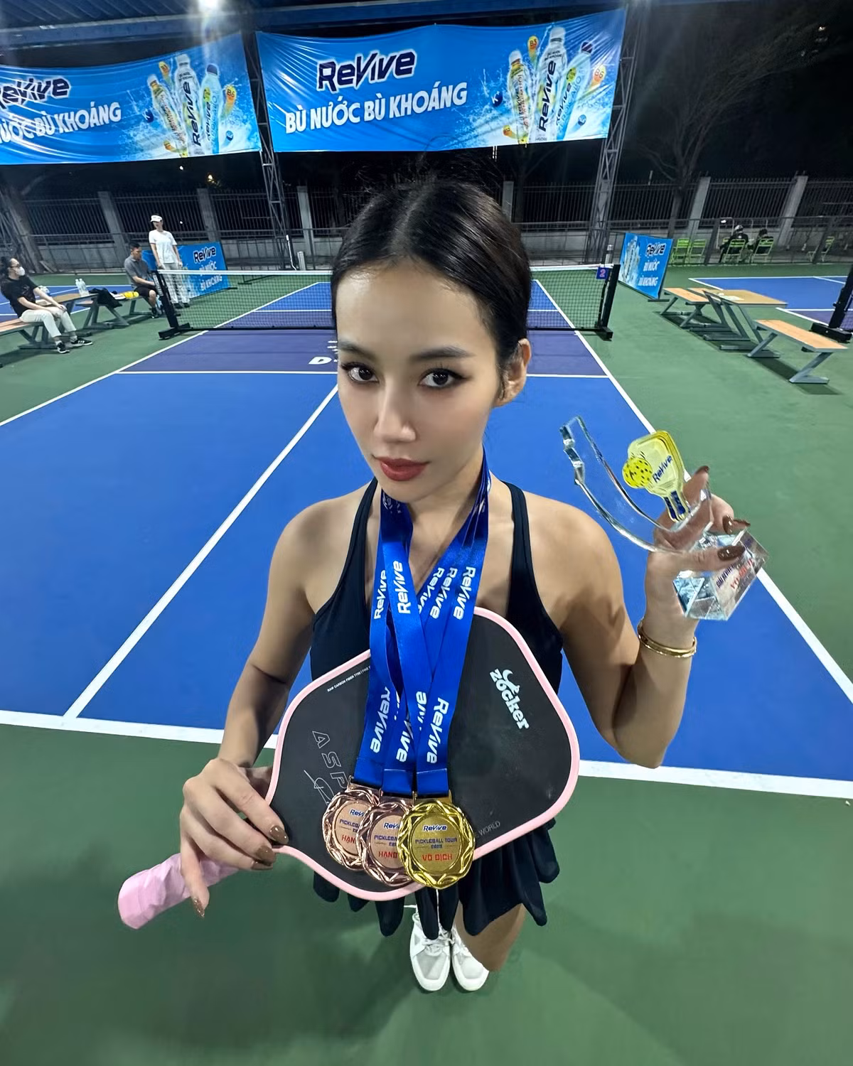 Milan Phạm "flex" thành tích khi chơi pickleball của mình.