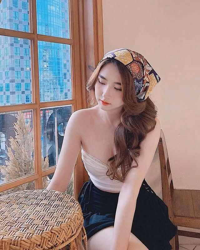 Mỗi khi xuất hiện, Thanh Mèo đều diện trang phục ấn tượng, có dấu ấn cờ đỏ sao vàng để thể hiện tinh thần nồng nhiệt.