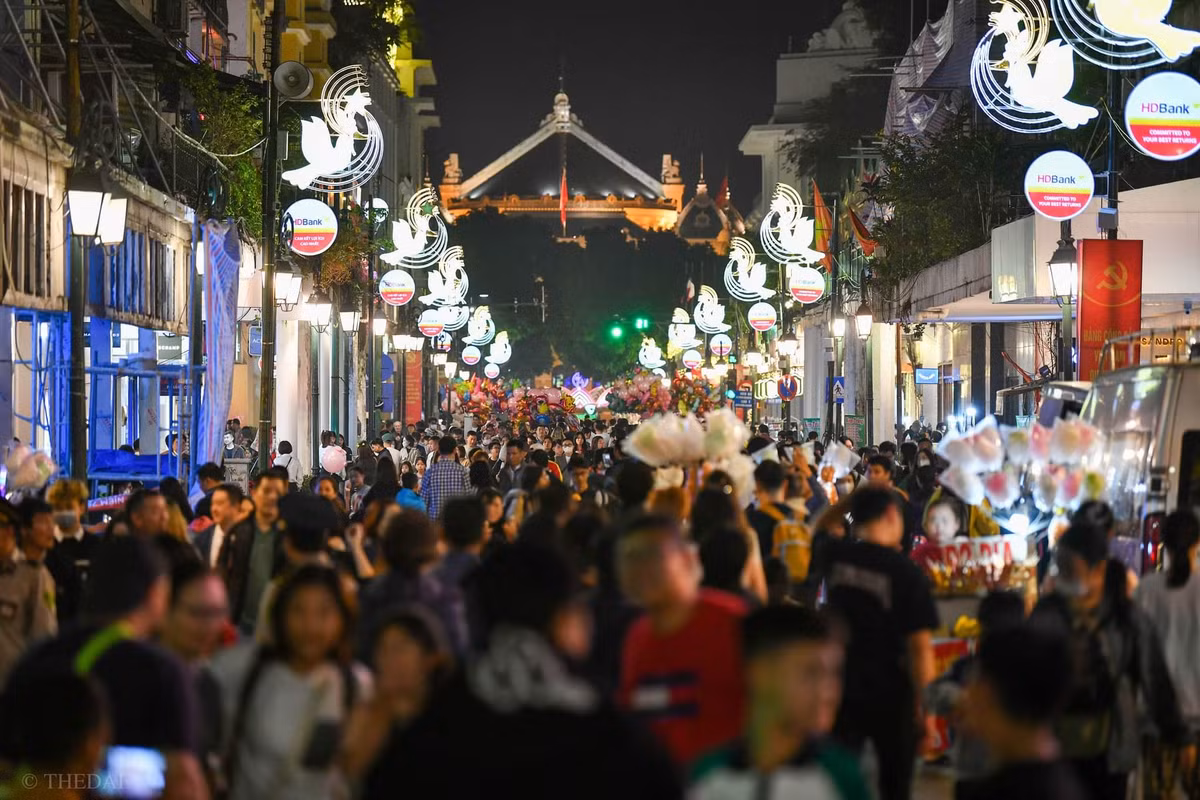 Đường Tràng Thi dẫn ra Nhà hát lớn Hà Nội dòng người di chuyển khá khó khăn.