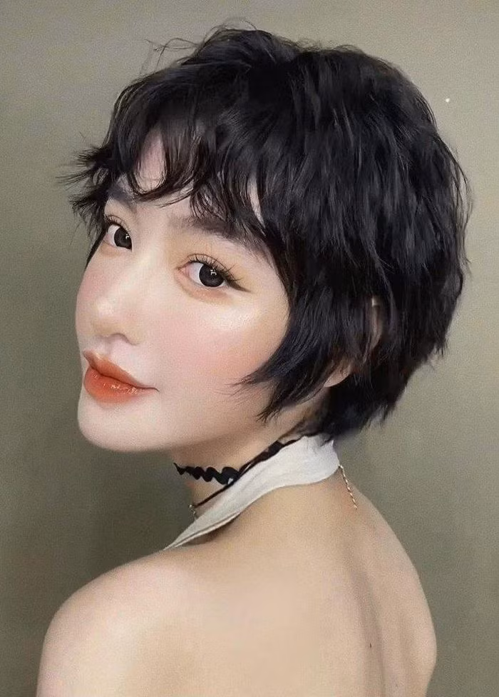 Chưa hết, netizen còn soi ra Elly Trần cũng dùng thêm lens màu xanh nhạt để trông đôi mắt được cuốn hút hơn.