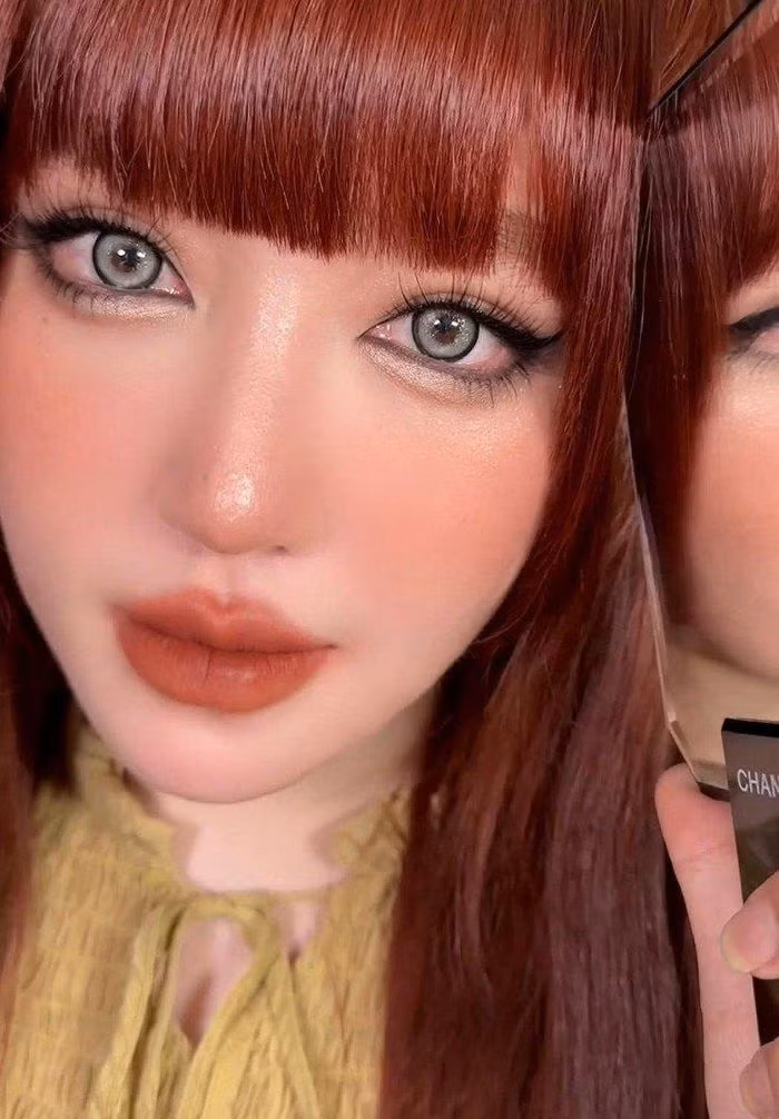 Trên trang cá nhân, hot girl Elly Trần chia sẻ loạt ảnh với layout trang điểm "sắc lẹm" khiến dân mạng không khỏi trầm trồ.