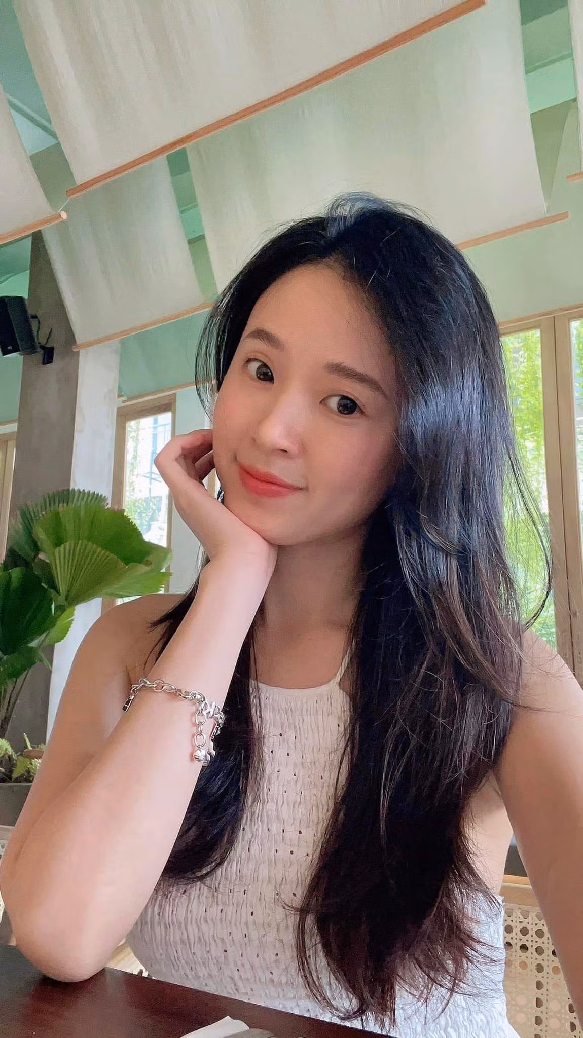 Khi không cần trang điểm quá đậm hay cầu kỳ mà chỉ để đi làm hay đi dạy mỗi ngày, việc giữ một lớp nền mỏng nhẹ sẽ giúp da không bị nặng nề, bí bách.