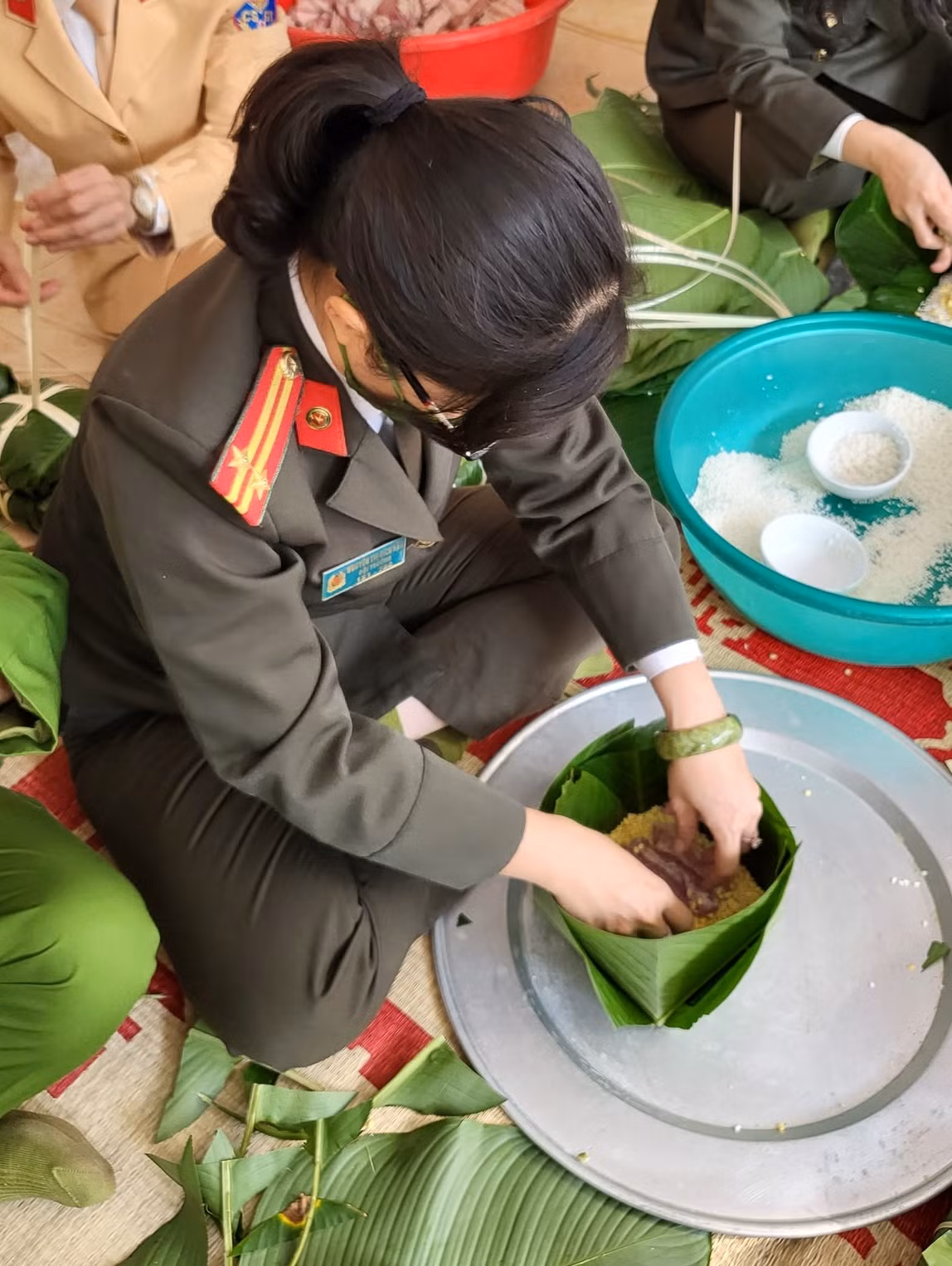 Theo chia sẻ của đồng chí Trung tá Khúc Nguyên Khánh - Phó đội trưởng đội cảnh sát Phòng cháy chữa cháy và cứu nạn cứu hộ CAQ quận Bắc Từ Liêm cho biết cả đội đã gói 130 chiếc bánh chưng để chia cho các cán bộ chiến sỹ