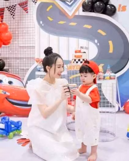 Ngày con trai tròn 2 tuổi, Joyce Phạm nhắn nhủ:"Chúc con trai yêu của ba mẹ sẽ luôn vui vẻ, có một cuộc sống ngập tràn hạnh phúc sắc màu và tương lai tươi sáng đầy niềm vui".