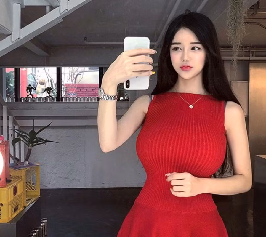 Trên trang cá nhân, Soo Bin thường xuyên khoe những hoạt động đời thường bên cạnh hình ảnh khi đi làm MC game.