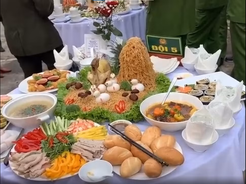 Mới đây, một anh chàng quân nhân đã chia sẻ hình ảnh mâm cơm do mình và các đồng đội làm. Chỉ cần nhìn qua thôi, cư dân mạng ai nấy đều há hốc miệng vì ngạc nhiên và trầm trồ.