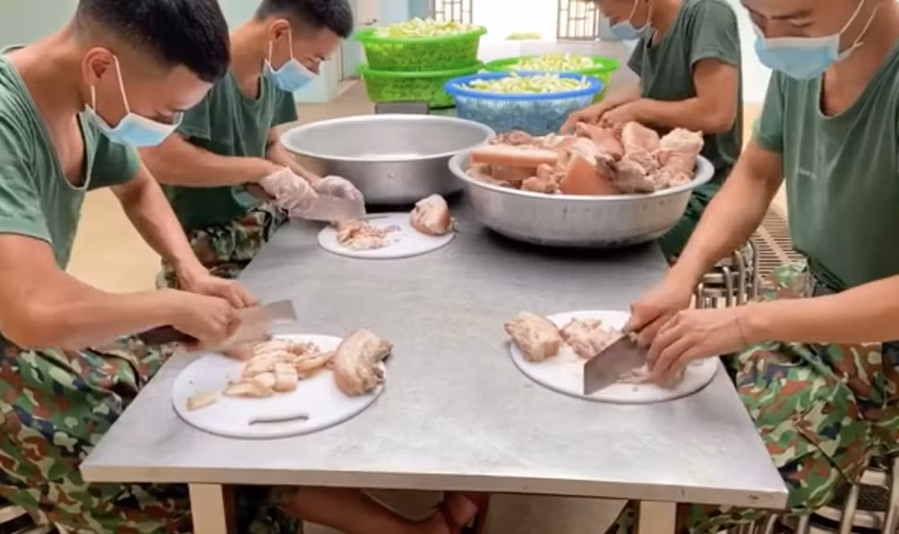 Dù là nam giới nhưng "tay dao, tay thớt" của các chú bộ đội khá bén.